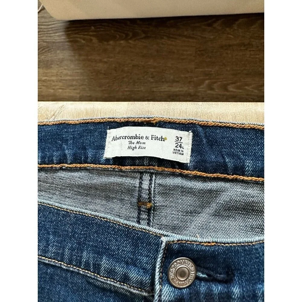 Abercrombie NWT The Mom High Rise Jean Medium Wash Knee Rip Size 37 LONG